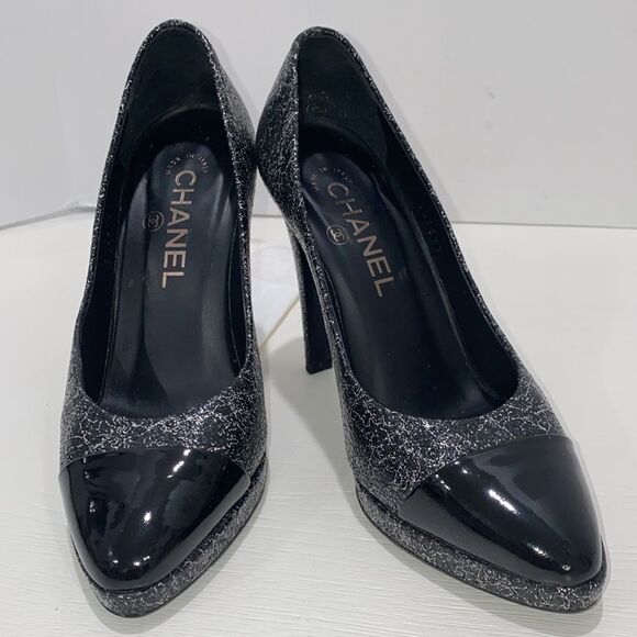 Chanel Escarpins Black & Silver Textured Leather Cap Toe CC Logo Pumps MSRP $895 - Picture 4 of 17